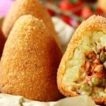 Arancino di riso giallo col cuore di ragù